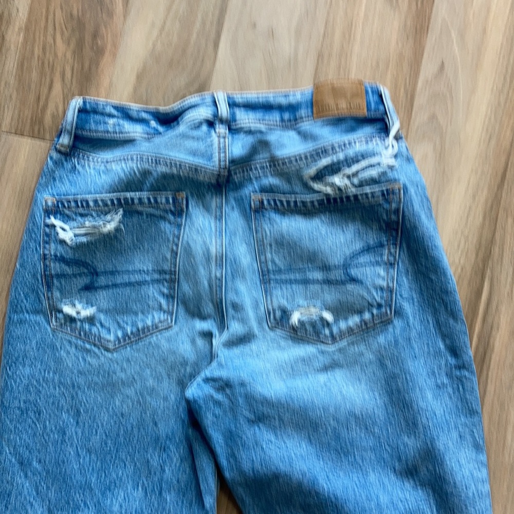 American Eagle Distressed Mom jean size 2 short - Picture 14 of 16